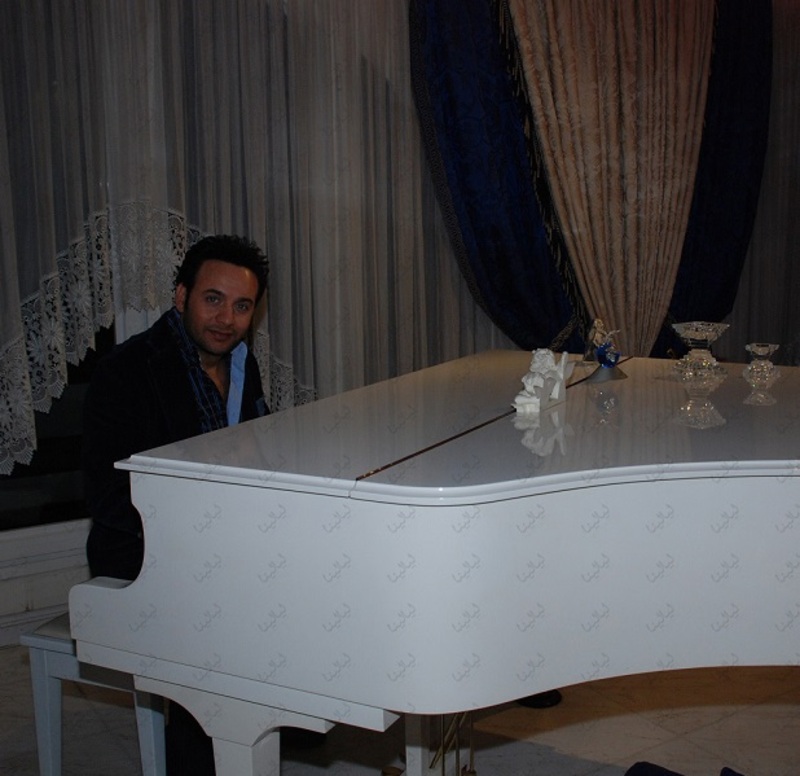 صور حصرية.. اللون الأزرق وكريستال شواروفسكي أكثر ما يميز منزل مصطفى قمر وهذه الصورة الوحيدة التي يحتفظ بها